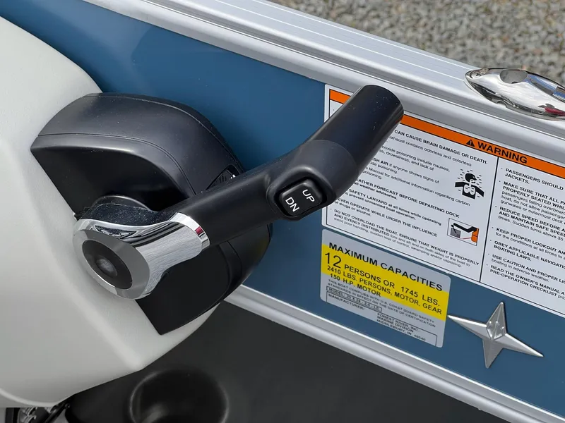 Slide: The Image of Throttle control and capacity warning on 2025 Berkshire LE Series 24UL LE boat. - 28