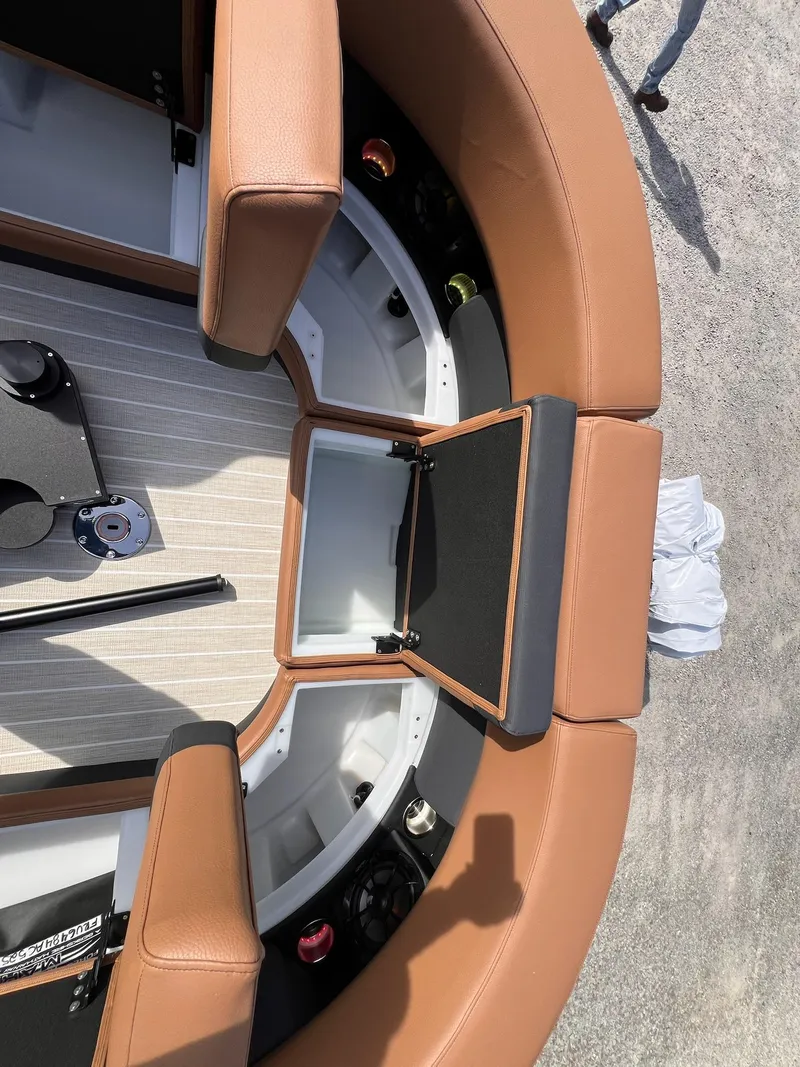 Slide: The Image of Berkshire 25E STS TRITOON 2025 - 26