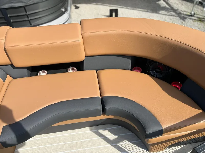 Slide: The Image of Berkshire 25E STS TRITOON 2025 - 3