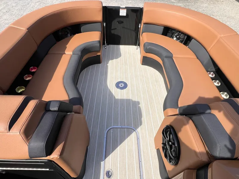 Slide: The Image of Berkshire 25E STS TRITOON 2025 - 9