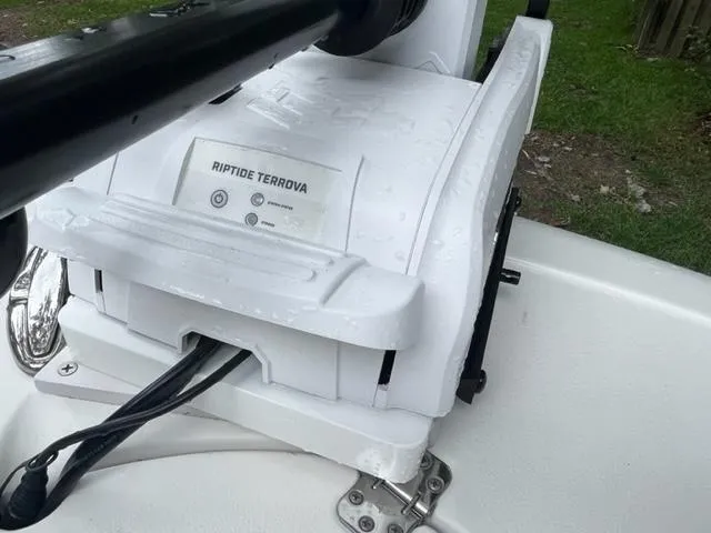 Slide: The Image of 2014 Sportsman Heritage 231 Center Console with Riptide Terrova trolling motor. - 12