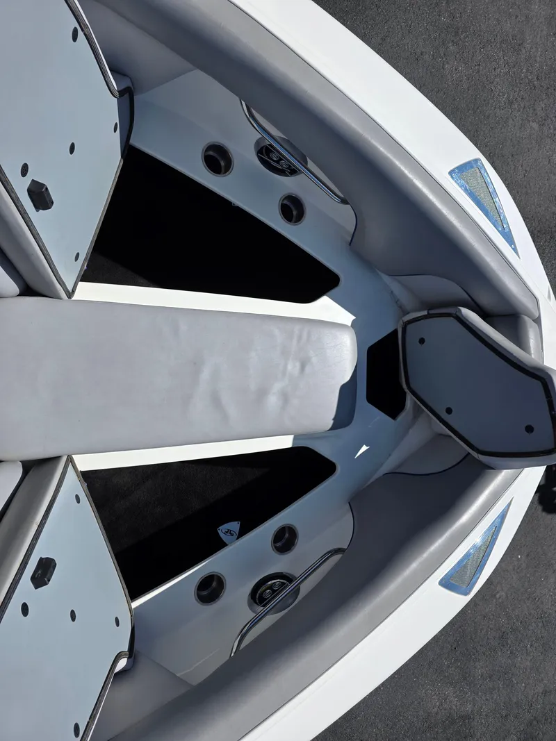 Slide: The Image of 2007 Centurion Boats ENZO23 interior seating and design details. - 17