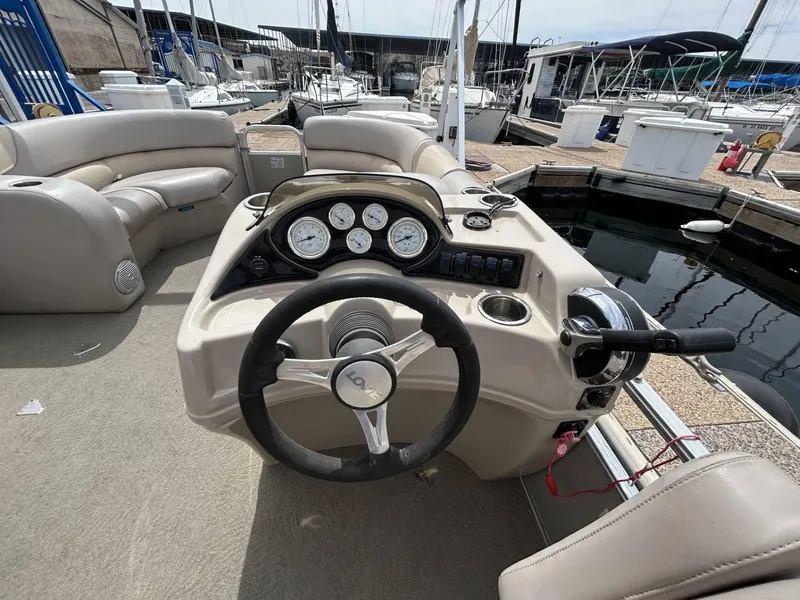 Slide: The Image of Lowe SS210 Super Sport 2016 - 8