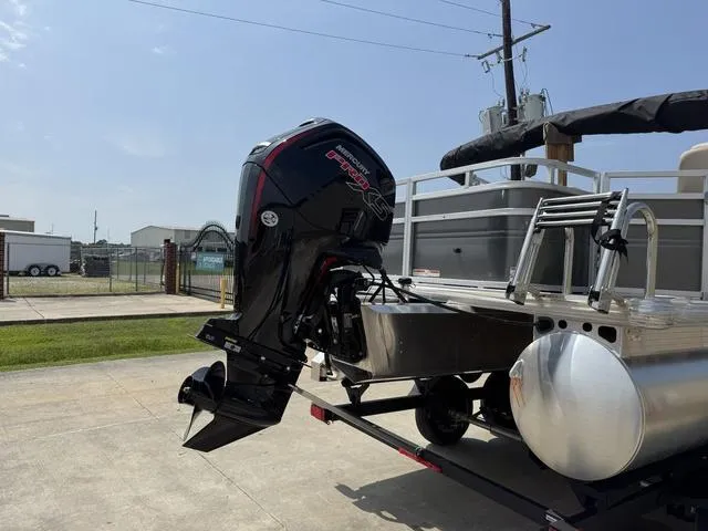 Slide: The Image of Sun Tracker Fishin' Barge 20 DLX 2025 - 4