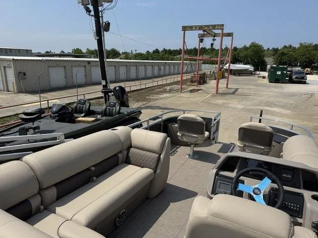 Slide: The Image of Sun Tracker Fishin' Barge 20 DLX 2025 - 5