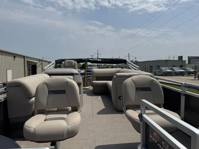 Slide: The Image of Sun Tracker Fishin' Barge 20 DLX 2025 - 6