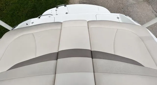 Slide: The Image of 2006 Chaparral 204 SSi boat with beige and gray seating. - 44