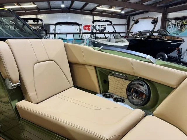 Slide: The Image of MasterCraft X24 2025 - 41