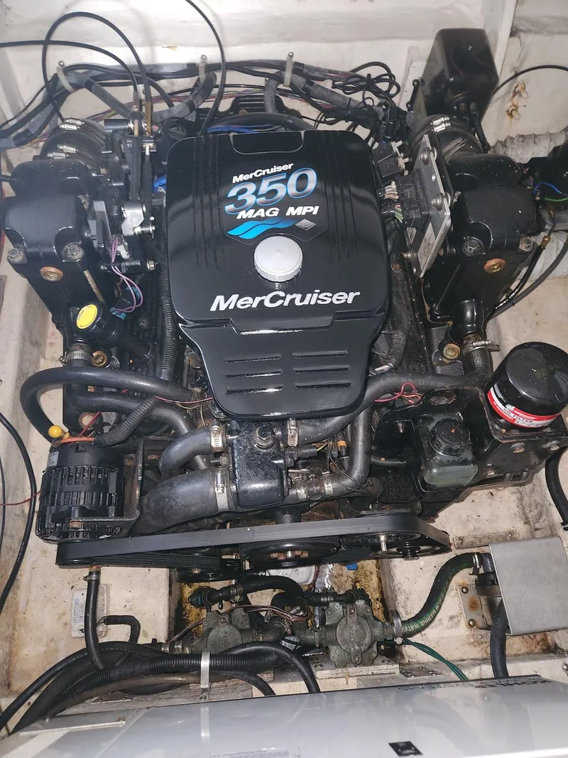 Slide: The Image of MerCruiser 350 MAG MPI engine in a 2006 Larson Cabrio 260 boat. - 39