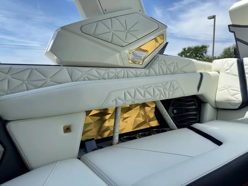 Slide: The Image of Nautique Paragon G23 2026 - 10