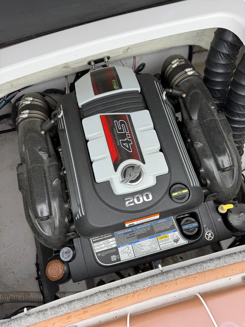 Slide: The Image of 2017 Glastron 205 boat engine, 4.5L, 200 horsepower, detailed view. - 8