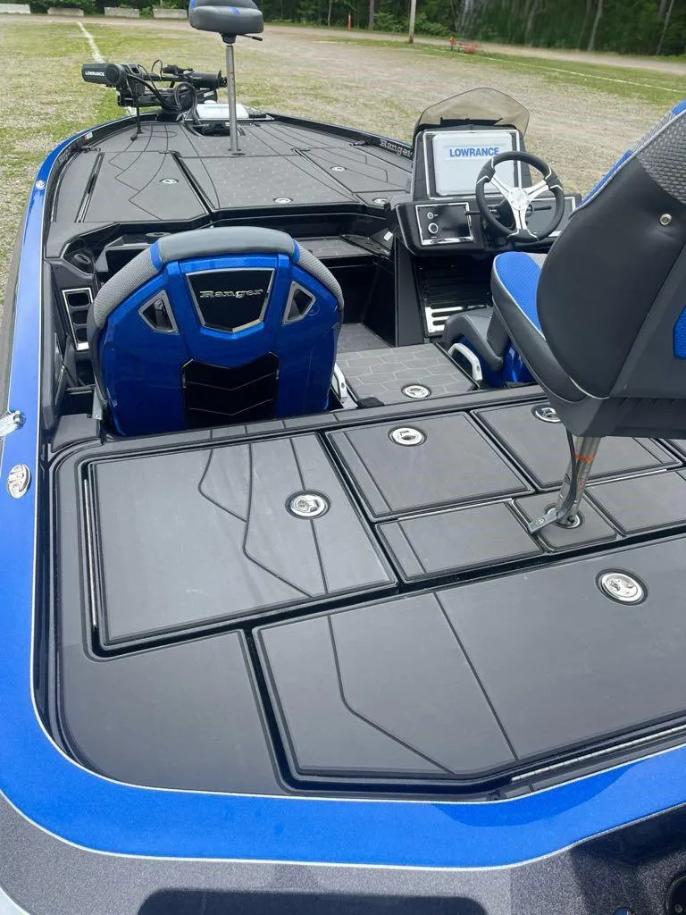 Slide: The Image of 2025 Ranger Z520R boat interior with blue seats and advanced navigation system. - 5