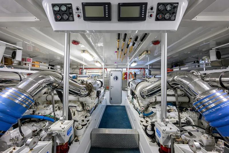 Slide: The Image of Sea Force IX 82 Enclosed Bridge 2004 - 62