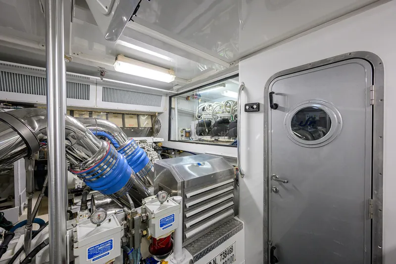 Slide: The Image of Sea Force IX 82 Enclosed Bridge 2004 - 63