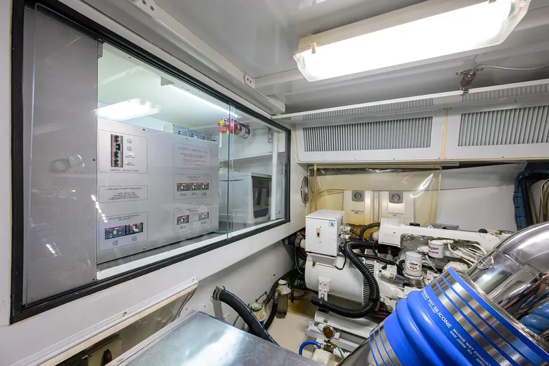 Slide: The Image of Sea Force IX 82 Enclosed Bridge 2004 - 65