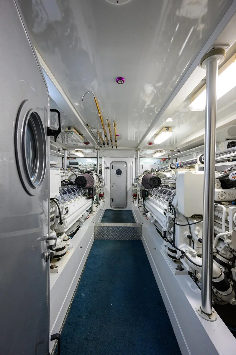 Slide: The Image of Sea Force IX 82 Enclosed Bridge 2004 - 66