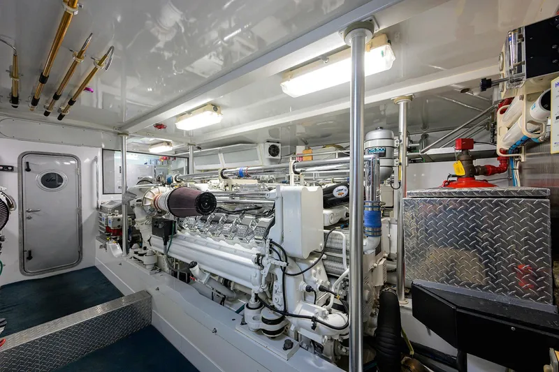 Slide: The Image of Sea Force IX 82 Enclosed Bridge 2004 - 67