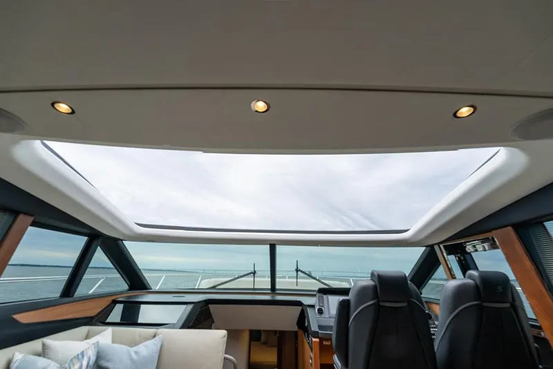 Slide: The Image of Electrically operated sliding roof over fwd salon area - 39