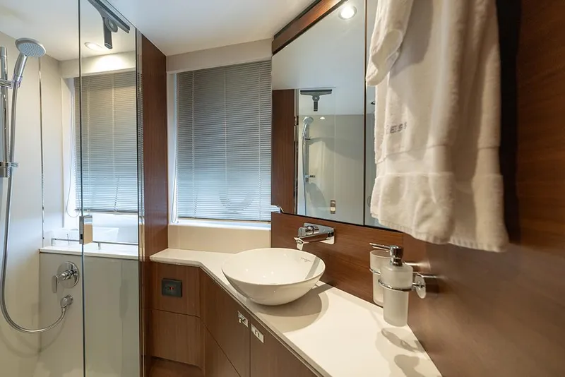 Slide: The Image of VIP shower and vanity sink - 64