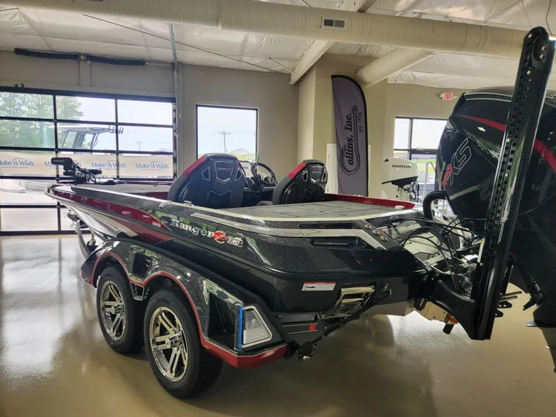 Slide: The Image of 2025 Ranger Z520R Cup-Equipped boat in showroom, featuring sleek design and dual motors. - 4