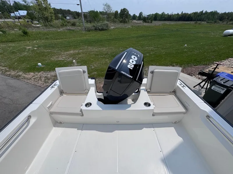 Slide: The Image of Boston Whaler 210 Montauk 2025 - 13