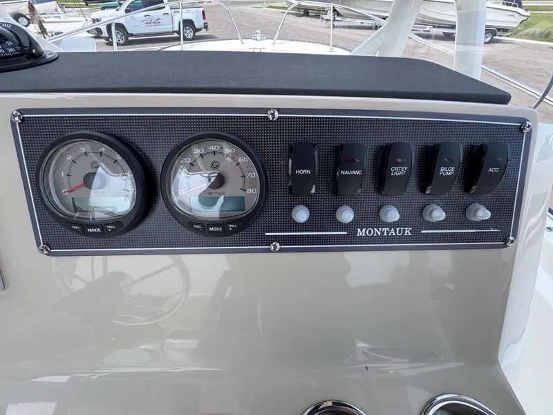 Slide: The Image of Boston Whaler 210 Montauk 2025 - 9