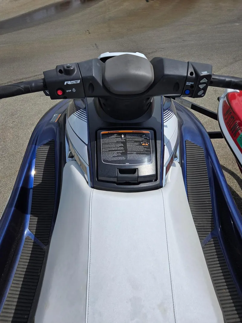 Slide: The Image of 2018 Yamaha Boats VX110 jet ski, top view of handlebars and seat. - 5