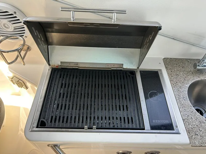 Slide: The Image of Outdoor grill and sink on a 2017 Sea Ray 280 Sundancer boat. - 44