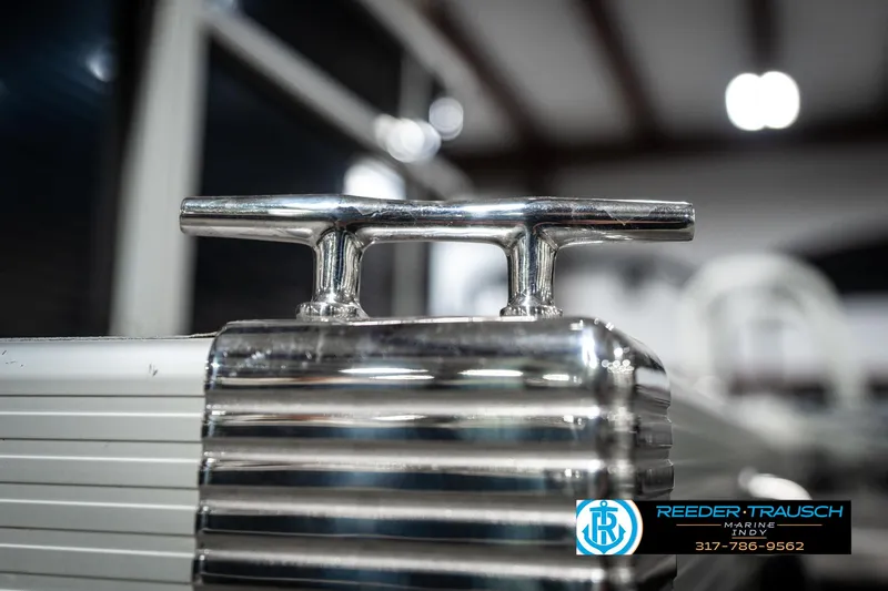 Slide: The Image of Close-up of a 2016 Bennington 20 SLMX boat cleat in a showroom. - 49