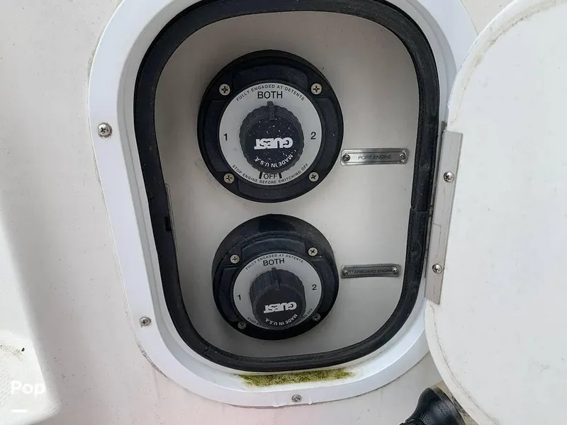 Slide: The Image of 1999 Bayliner Avanti 3258 for sale in Westbrook, CT - 18