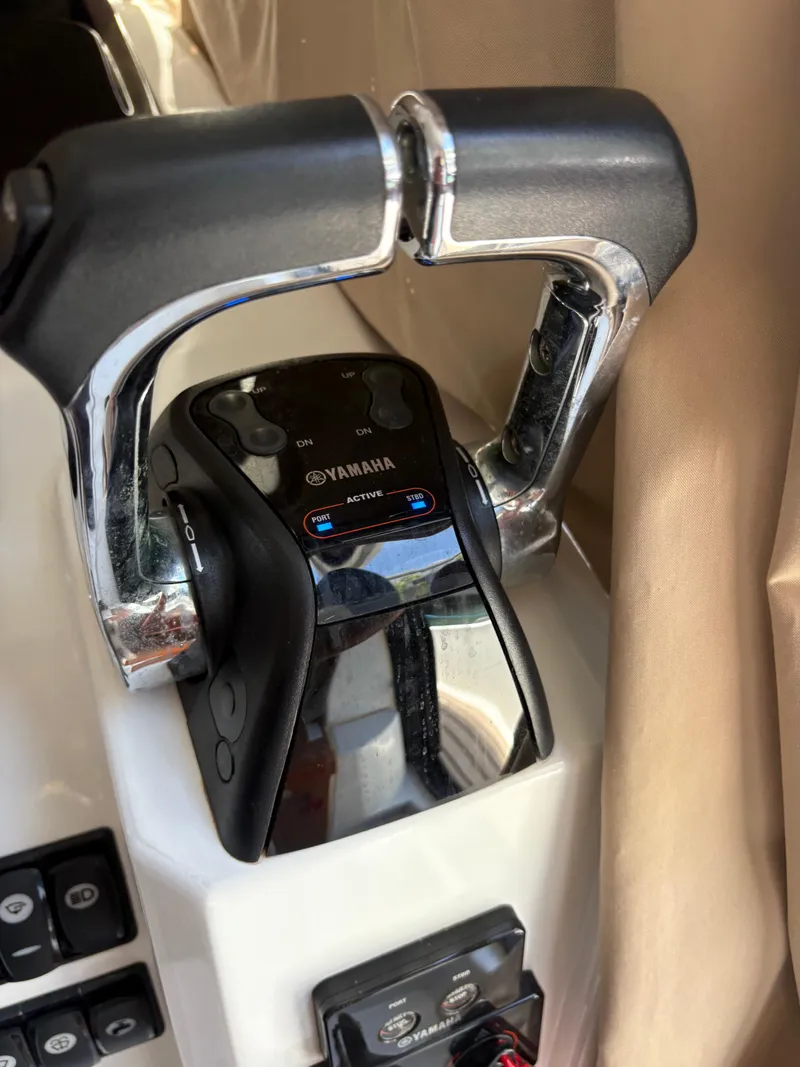 Slide: The Image of Yamaha throttle control on 2018 Jeanneau Merry Fisher 855 boat. - 18
