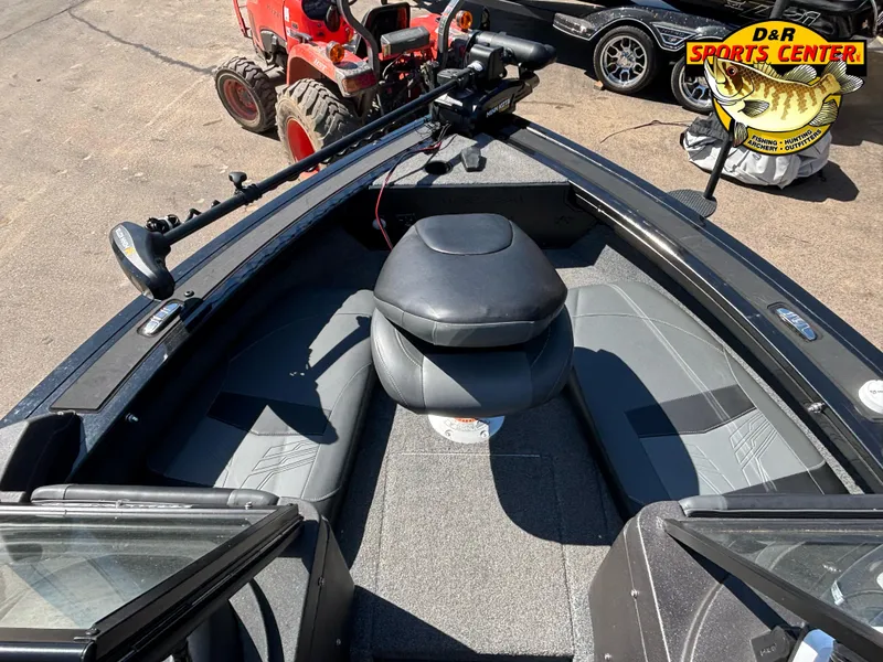 Slide: The Image of 2023 Tracker Targa V-18 Combo boat interior at D&R Sports Center. - 7