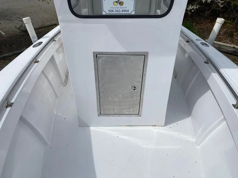 Slide: The Image of 1987 SeaCraft 23 CC boat interior with center console and storage compartment. - 14