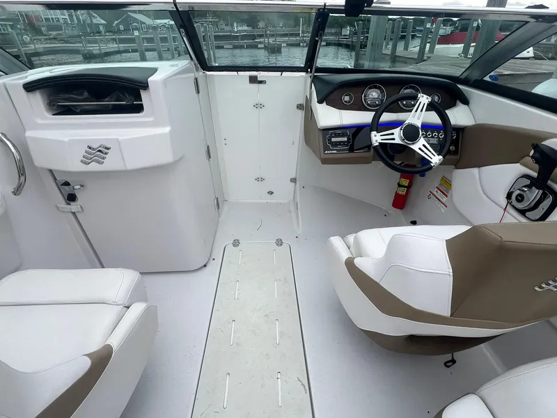 Slide: The Image of 2015 Four Winns 260 Horizon 14 - 14