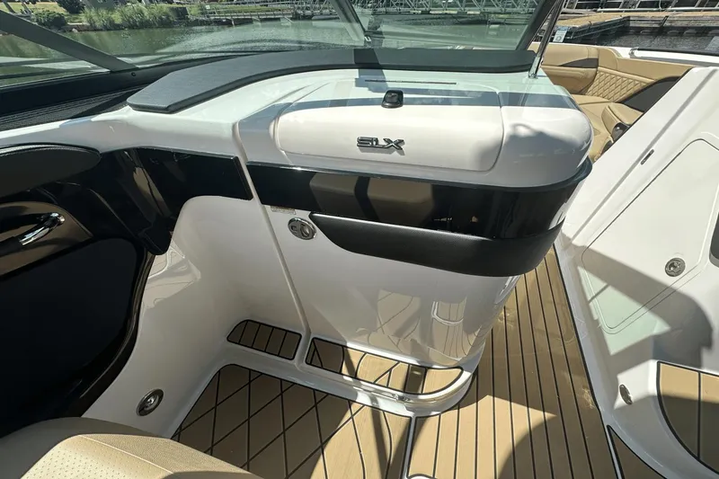 Slide: The Image of Sea Ray SLX 280 2026 - 19