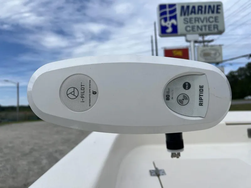 Slide: The Image of 2023 Carolina Skiff 21 LS boat with i-Pilot Riptide motor at marine service center. - 19