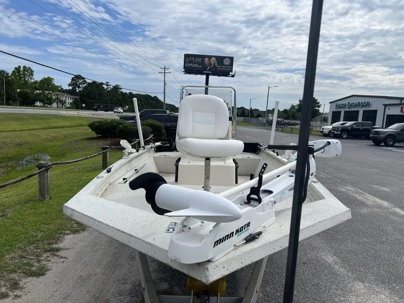 Slide: The Image of 2014 Alumacraft 18' All Welds MV 1860 CC boat with Minn Kota motor on display. - 7