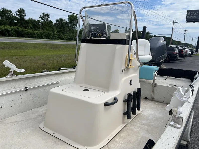 Slide: The Image of 2014 Alumacraft 18' All Welds MV 1860 CC boat with center console and seating. - 9