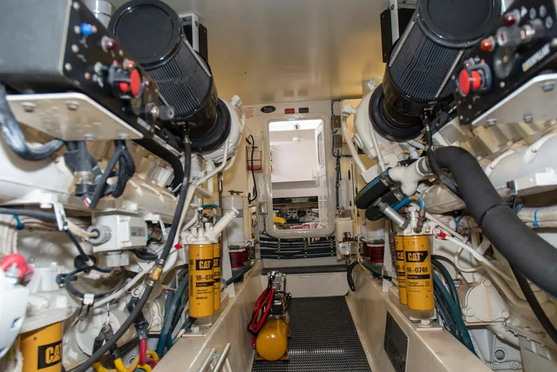 Slide: The Image of Hatteras 63 Raised Pilothouse Motor Yacht 2002 - 88