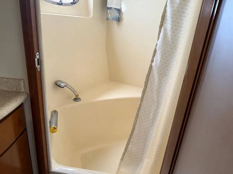 Slide: The Image of Shower area in 1998 Carver 530 VOYAGER yacht, featuring a compact design and curtain. - 41