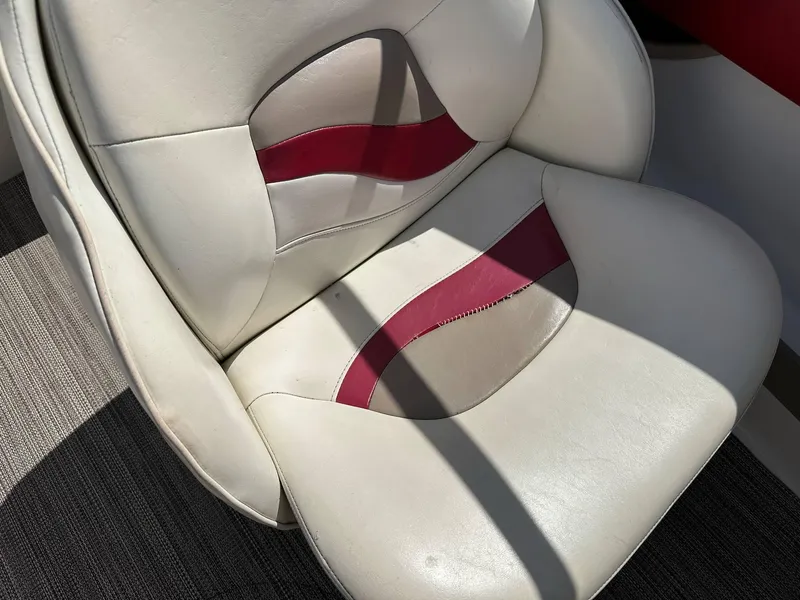 Slide: The Image of White and red boat seat in a 1998 Four Winns 190 Horizon. - 12