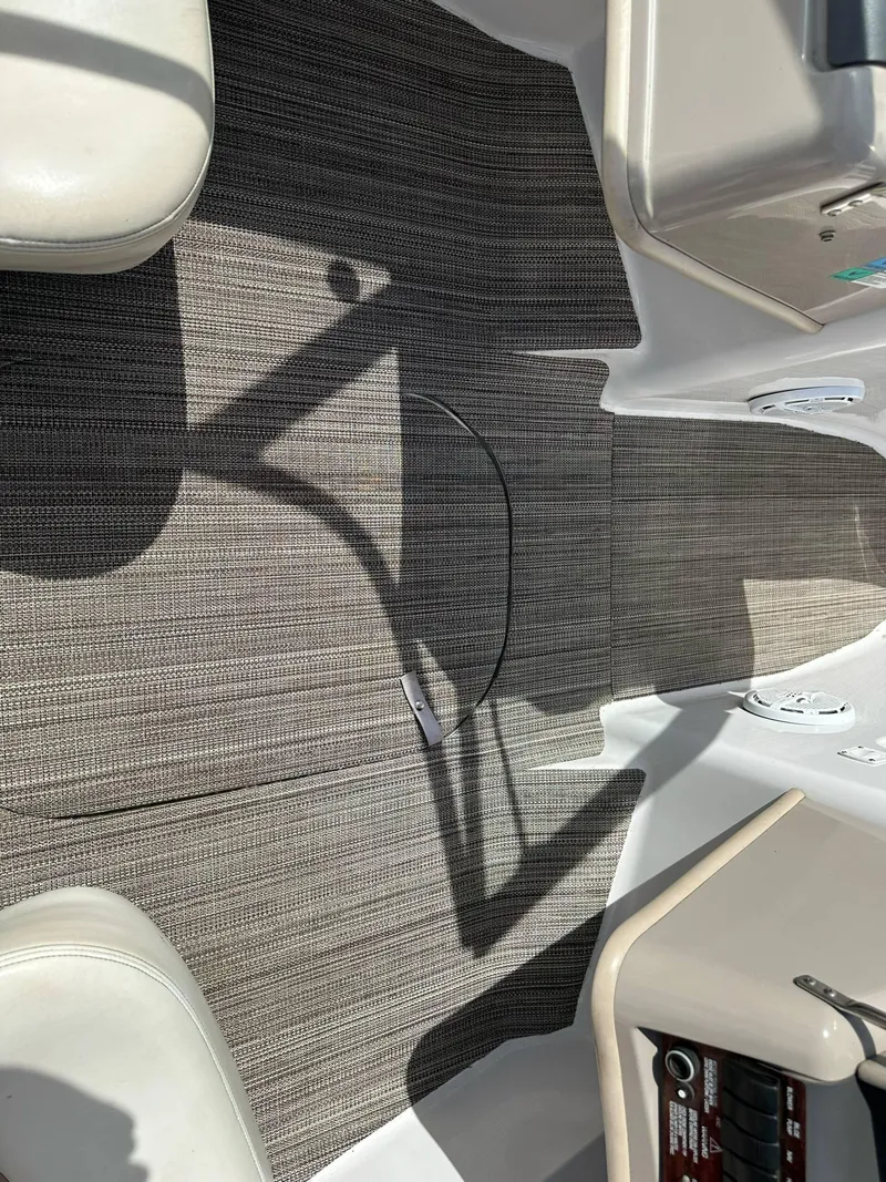 Slide: The Image of 1998 Four Winns 190 Horizon boat interior with gray carpet and white seating. - 26