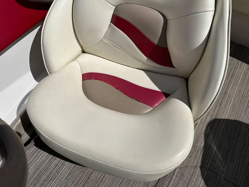 Slide: The Image of 1998 Four Winns 190 Horizon boat seat with white and red upholstery. - 30