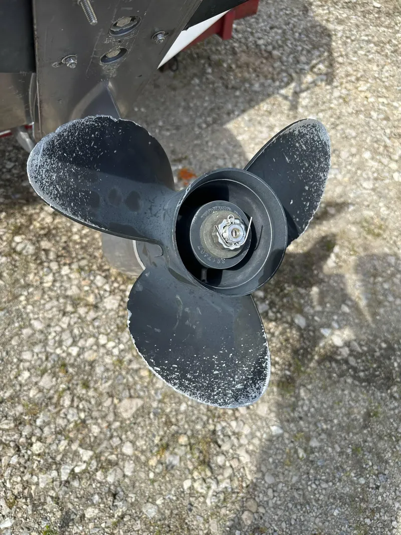 Slide: The Image of Propeller of 1998 Four Winns 190 Horizon boat on gravel surface. - 38
