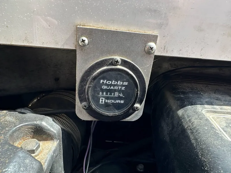 Slide: The Image of Hobbs hour meter on 1998 Four Winns 190 Horizon boat engine. - 42