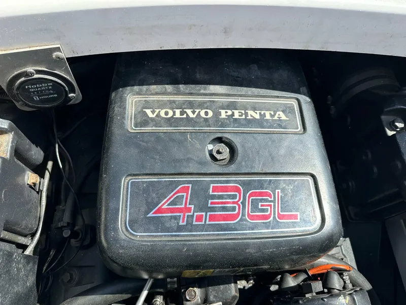 Slide: The Image of Volvo Penta 4.3GL engine in 1998 Four Winns 190 Horizon boat. - 43