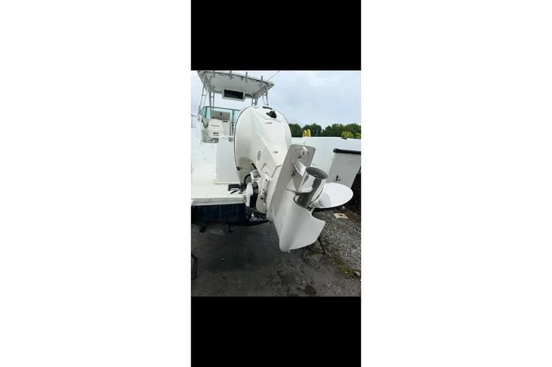 Slide: The Image of 2000 Seaswirl Striper 2600 Walkaround O/B boat, rear view with outboard motor. - 14