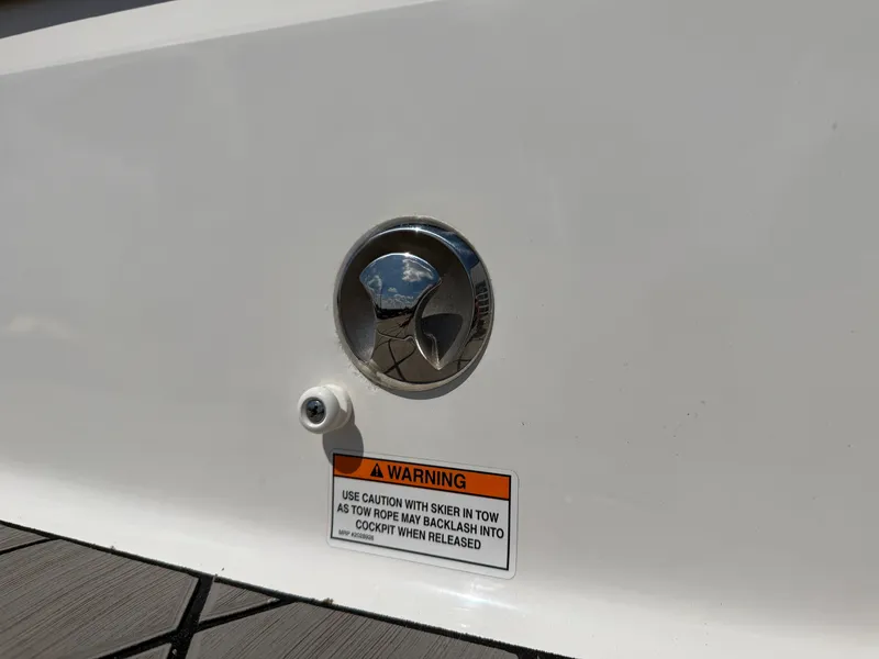 Slide: The Image of Warning label on a Sea Ray SLX 260 boat near a metal fitting. - 22