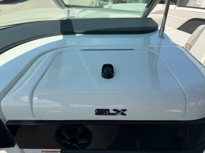 Slide: The Image of Sea Ray SLX 260 2026 - 52