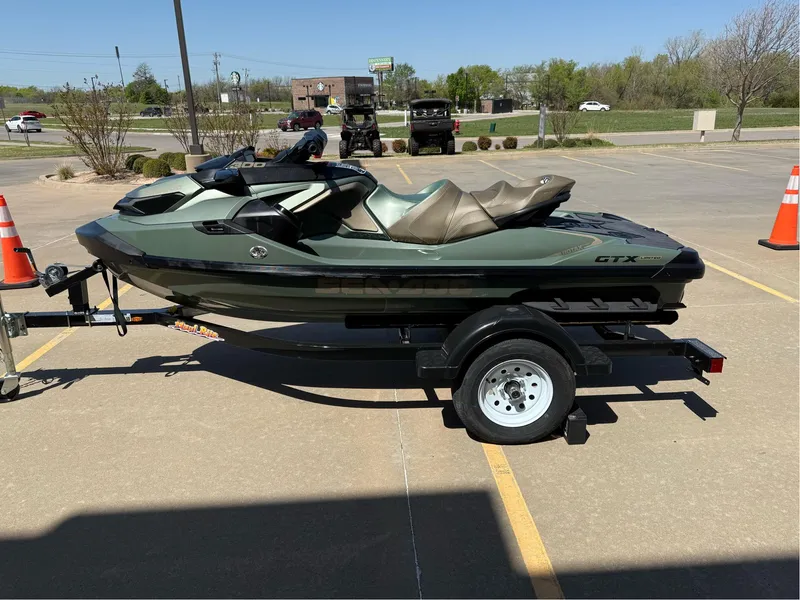 Slide: The Image of Sea-Doo GTX Limited 300 2022 - 5